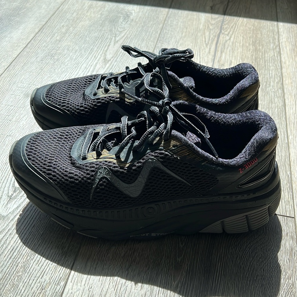 Men’s MBT, Pivot Strike Z-3000, running shoe size 10